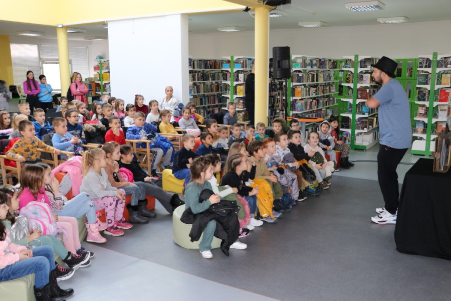 Kamišibaji predstava "Hoću kući" u kraljevačkoj biblioteci